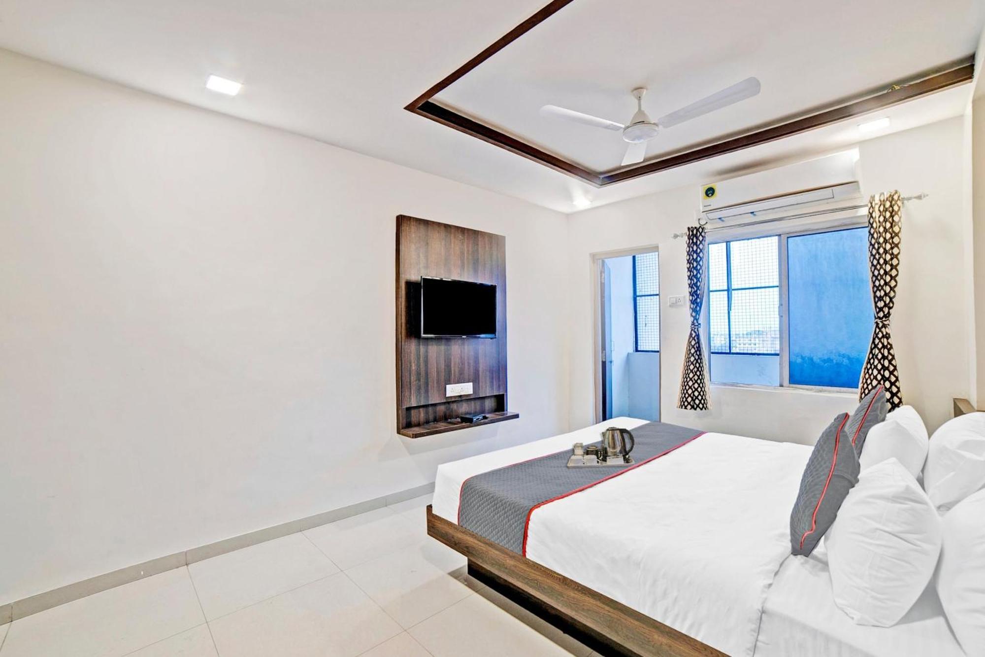 Super Townhouse Tulip Hotel วาโดดารา ภายนอก รูปภาพ